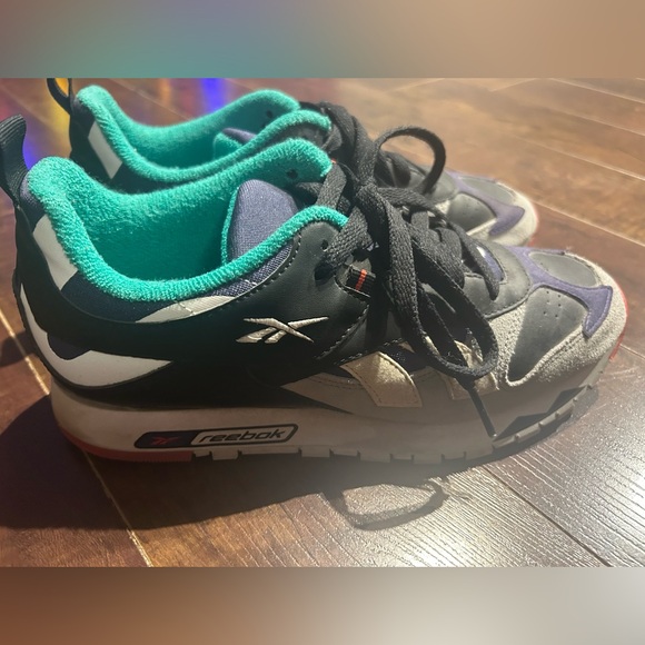 Reebok size 7 colorful shoes - Picture 2 of 4